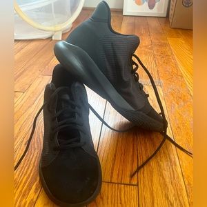 Excellent condition Nike basketball shoes.
